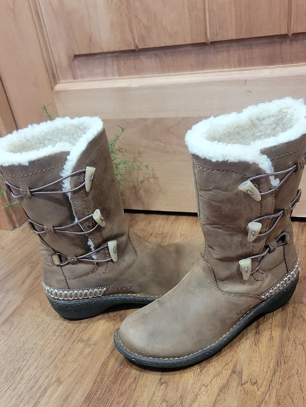UGG Brown Kona Mid-Calf Boots with Sheeps Fleece Liner 9 - Picture 12 of 12